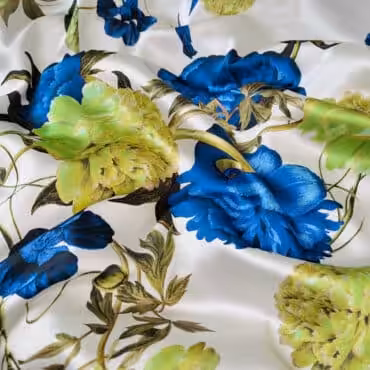 jedwab elastyczny satyna wzór kwiaty piwonie biały