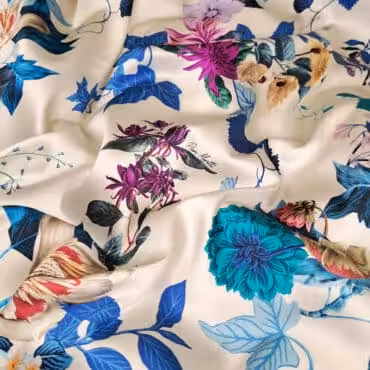 jedwab sygnowany wzór kwiaty na bieli satyna z elastanem