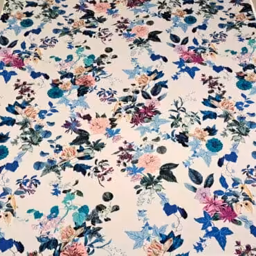 markowy jedwab sygnowany w kwiaty na bieli satyna z elastanem pełna szerokość tkaniny