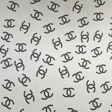 elastyczny jedwab sygnowany wzór monogramy czarne na białym tle satyna