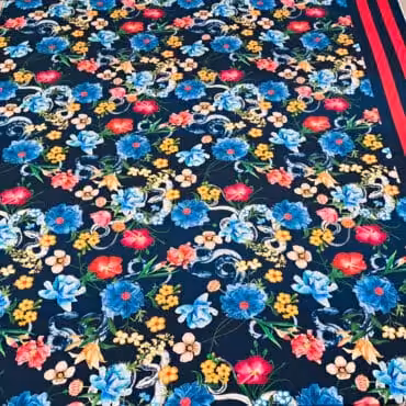 granatowa wiskoza jak jedwab kwiaty i węże z borderem w pasy pełna szerokość tkaniny