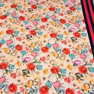 kremowa wiskoza jedwabista kwiaty i węże z bordiurą w pasy pełna szerokość tkaniny