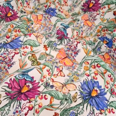 krepo-żorżeta wiskoza w kwiaty i motyle na jasnym tle