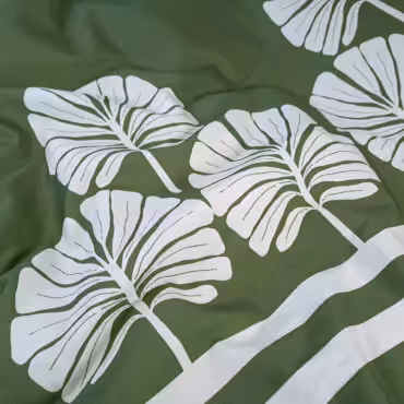 bawełna zielona wzór białe liście i pasy na bokach