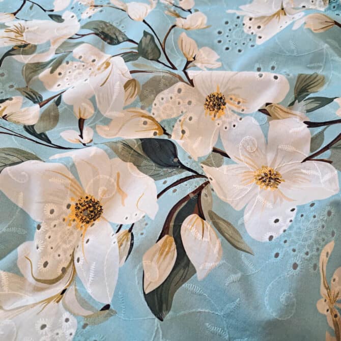haftowana bawełna w magnolie niebieska drobny ażur