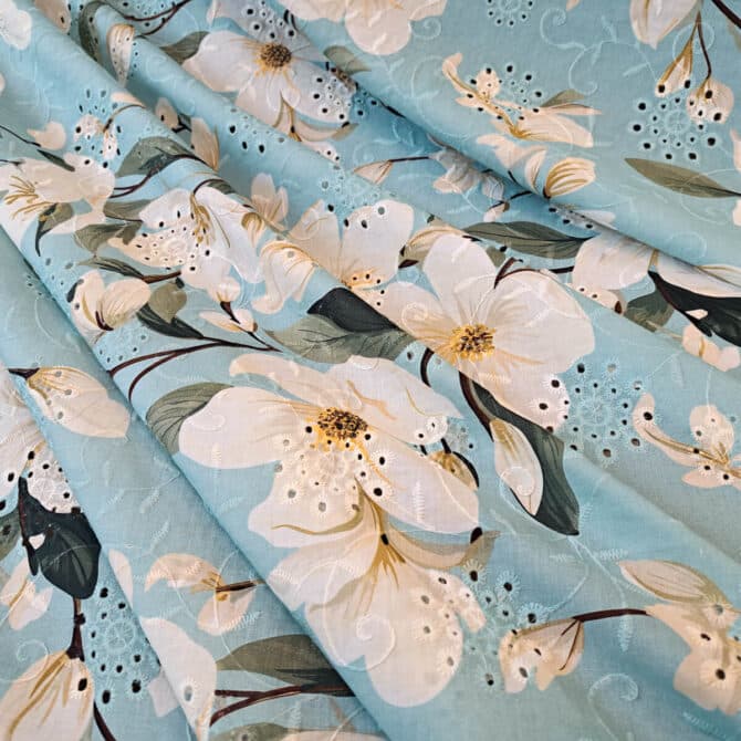 cienka bawełna ażurowa w kwiaty magnolie niebieska