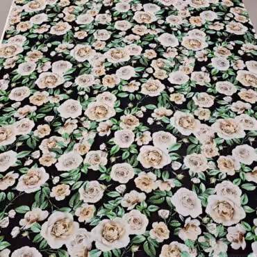 elastyczny szyfon jedwabny w białe róże na czarnym tle matowy