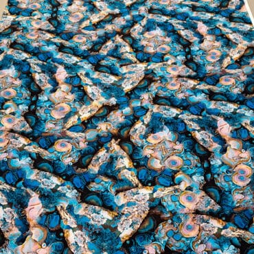 krepdeszyn jedwab w minerały kamienie niebieski cienka krepa pełna szerokość tkaniny