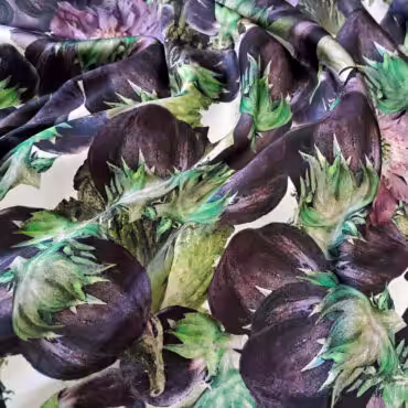 jedwab wzór bakłażany na bieli satyna elastyczna