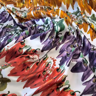 jedwab wzór kolorowe papryczki na bieli satyna z elastanem