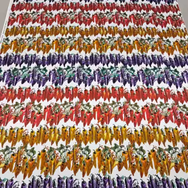 biały jedwab w kolorowe papryczki chilli satyna z elastanem pełna szerokość tkaniny