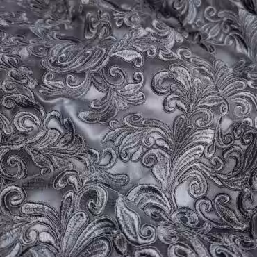 koronka gipiura na tiulu z wykończeniem szara