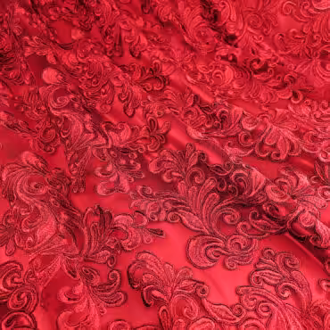 koronka gipiura na tiulu z wykończeniem czerwona