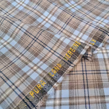 włoska wełna w kratę beżowo błękitna tkanina premium na luksusowe marynarki i garnitury męskie