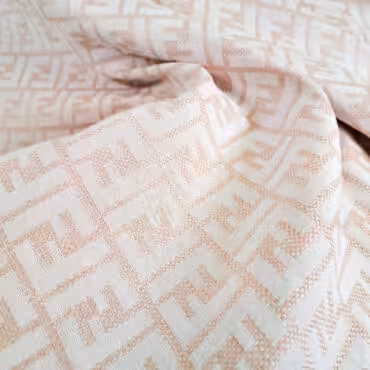 naturalny żakard sygnowany z logotypem róż z bielą