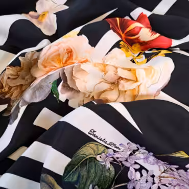 wiskoza sygnowana kwiaty na czarno-białym tle panel 135 cm