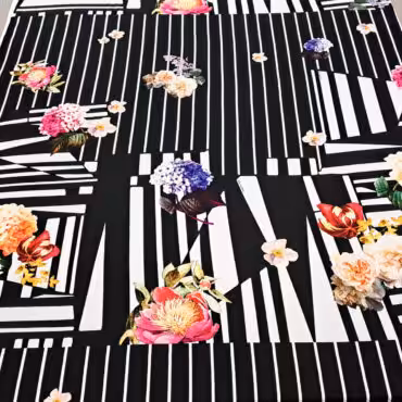 ekskluzywne materiały odzieżowe wiskoza sygnowana kwiatowy wzór czarno-biały panel premium prosto z Włoch